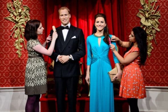 Una estilista y otra técnica dan los toques finales a las esculturas de cera re-lanzadas de los duques de Cambridge en el Madame Tussauds.