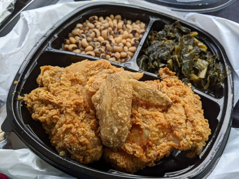 <b>The Busy Bee Café</b>
<br>
<b>Dirección</b>: 810 Martin Luther King Jr Dr SW. Atlanta, GA. 30314
<br>
<b>Teléfono</b>: (404) 525-9212
<br>
<b>Sitio web</b>: 
<a href="https://www.thebusybeecafe.com/">https://www.thebusybeecafe.com/</a> 
<br>
<b><a href="https://www.yelp.com/map/the-busy-bee-cafe-atlanta">Cómo llegar</a></b>
<br>
<br>Un usuario de Yelp dijo que “La comida está deliciosa es un buen ‘alimento para el alma’. Los macarrones con queso están buenos también. El pollo frito es delicioso”.