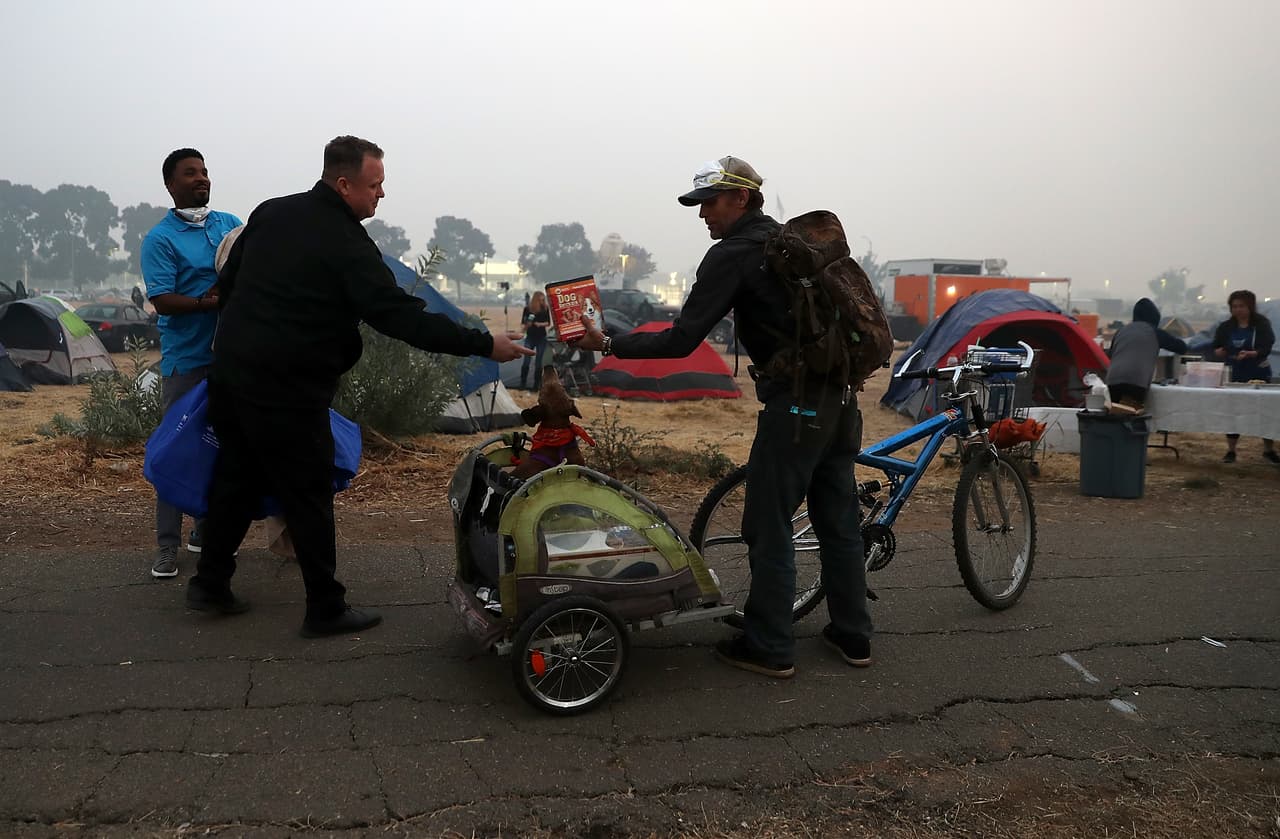 En el refugio improvisado de Chico muchos sobrevivientes permanecen con sus mascotas. Allí los animales también han recibidos alimentos donados por voluntarios.