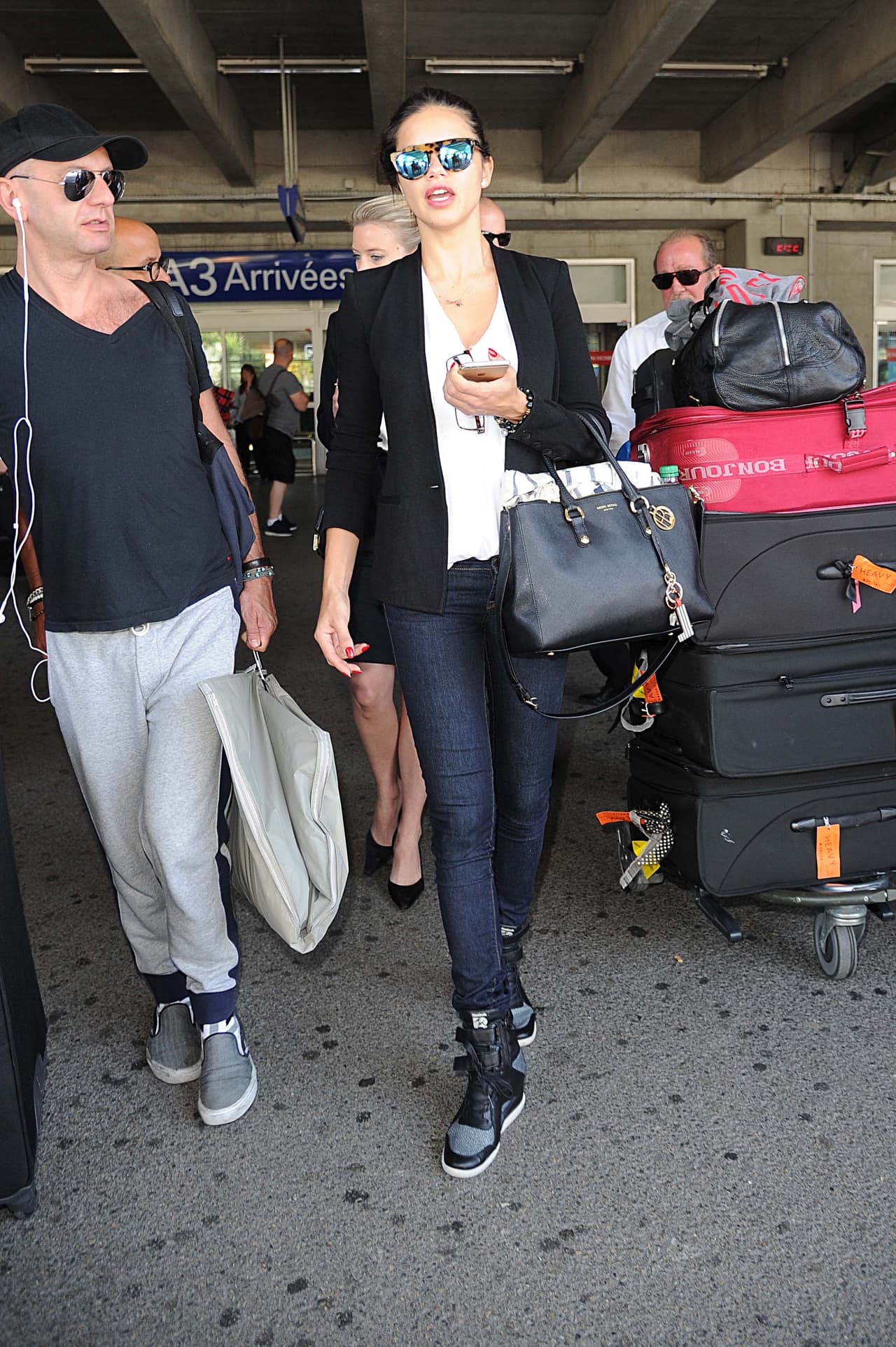 Adriana Lima demostró cómo se debe viajar, con prendas cómodas pero sin perder el estilo. Se lleva una palomita por su atuendo de esta semana en el aeropuerto.