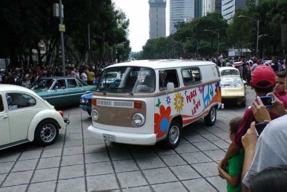 Casi dos mil vehículos clásicos desfilaron por las calles de la Ciudad de México para romper el Récord Guinness de más autos de este tipo en movimiento. Transitaron mil 721 autos, lo que superó la marca de Holanda, cuyo récord era de 948 vehículos. De acuerdo con las autoridades, el paso de estos autos clásicos fue visto por 250 mil asistentes. Circularon autos Datsun 1300, Jaguares, MG 59, Chevrolet apache, Alfa Romeo, Mercury, Porche, entre otros, que atrajeron la atención de capitalinos y visitantes. El paso de los vehículos fue interrumpido por el calentamiento de algunos que se quedaron en el camino y provocaron “cuellos de botella”; sin embargo, los organizadores confiaron en que los vehículos llegarían a la meta.