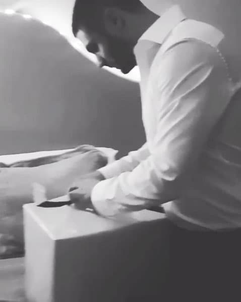 Además de otros regalitos, Horacio parecía niño cuando intentaba abrirlos.