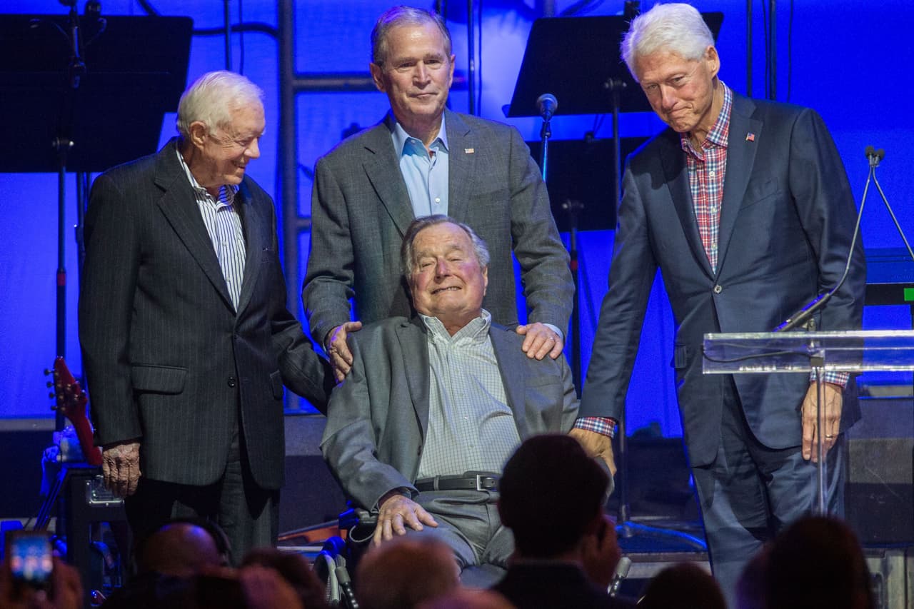 TOPSHOT - (L-R) Former US Presidents, Jimmy Carter, George H. W. Bush, George W. Bush, and Bill Clinton attend the Hurricane Relief concert in College Station, Texas, on October 21, 2017. / AFP PHOTO / JIM CHAPIN (Photo credit should read JIM CHAPIN/AFP/Getty Images)