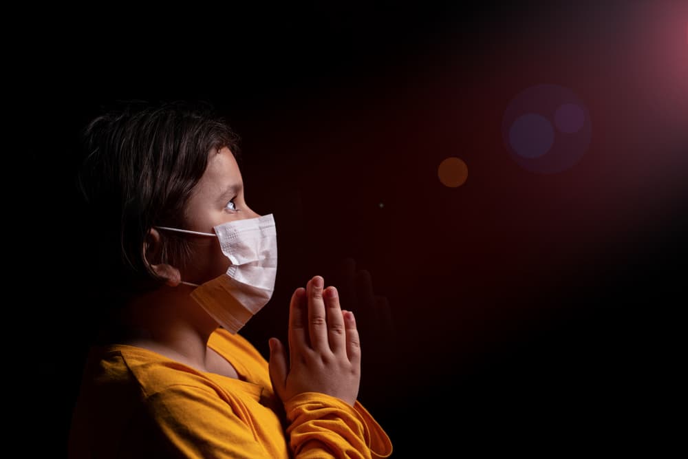 Seguramente has escuchado que cuando alguien está teniendo un problema, la gente quiere ayudarle armando una 'cadena de oración'. Pero, ¿sabes qué significa, qué se requiere y qué 'trampa' debes evitar en ello?