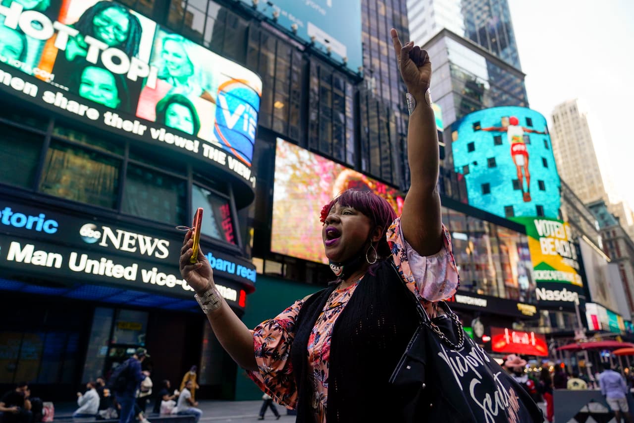 AniYa A. camina por Times Square en Nueva York.