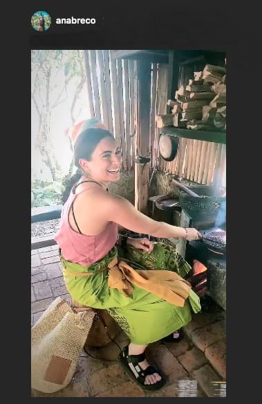 Hace poco, Ana Brenda confesó que no descarta volver a enamorarse. Y en lo que llega ese galán que la acompañe en sus aventuras, ella se divierte. En esta foto la vemos calentando los granos del café más caro del mundo.