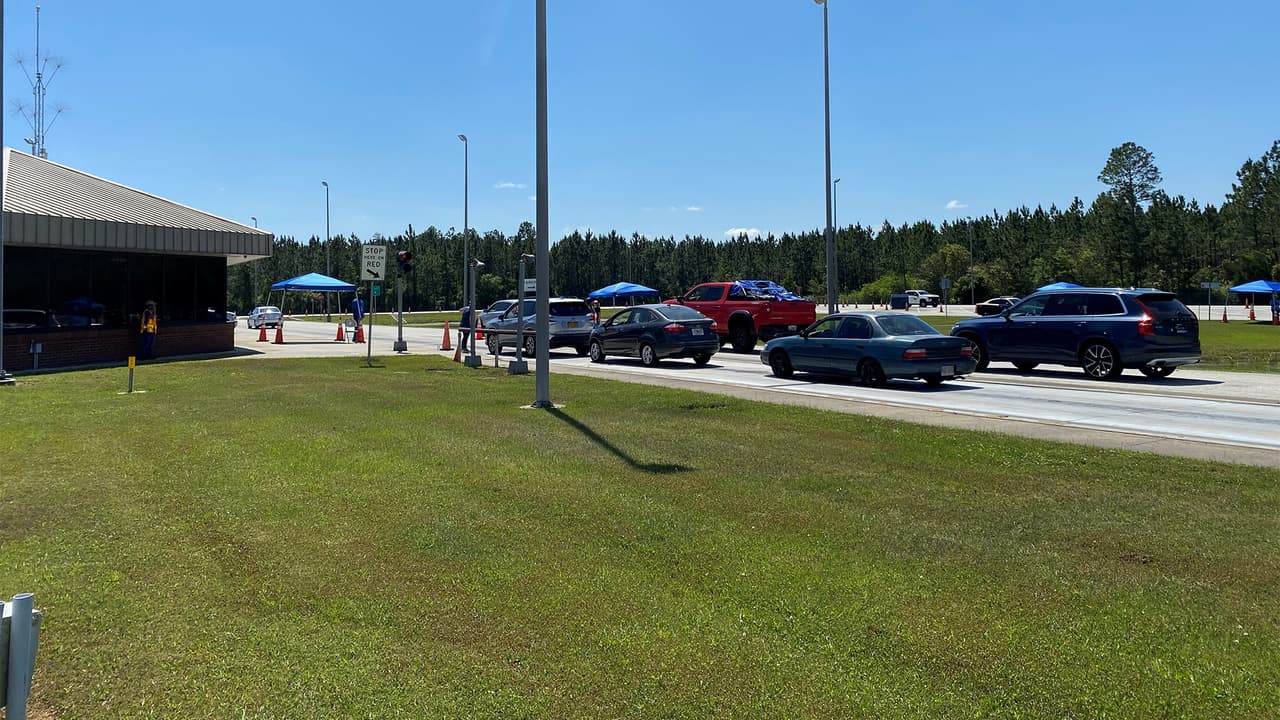 Los vehículos comerciales no tendrán que pasar por la revisión y deben estar en el carril izquierdo antes del punto de control para poder continuar.