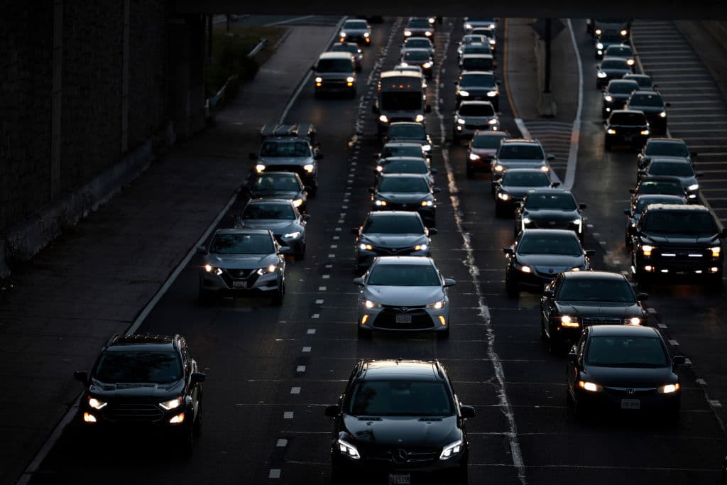 Sube las ventanas del auto: conducir con las ventanas abiertas NO ahorra gasolina. 
<b>El aire acondicionado es más eficiente</b> en combustible que el aire exterior entrando en tu auto.