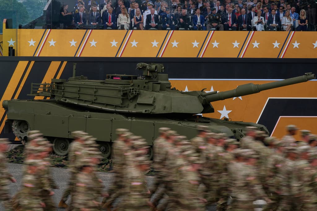 Miles de soldados marcharon sobre las calles de DC como parte de un despliegue de fuerza poco común en la era moderna de EEUU. (AP Photo/Julia Demaree Nikhinson)