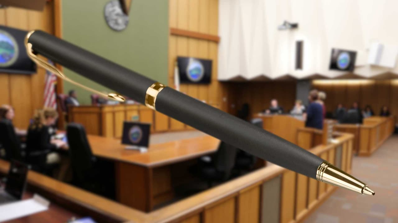 Acusado de asesinato apuñala con bolígrafo a su abogado y ataca a fiscal