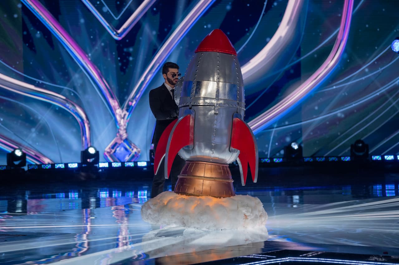 Fue precisamente el cantante mexicano quien acertó, pues al revelar la identidad del pequeño koala fue descubierto el popular personaje de ‘El Compayito’, quien por años le dio un toque de humor a las transmisiones deportiva y con una revelación histórica en la que le quitaron tres máscaras, por fin pudimos ver a Edson Zúñiga.