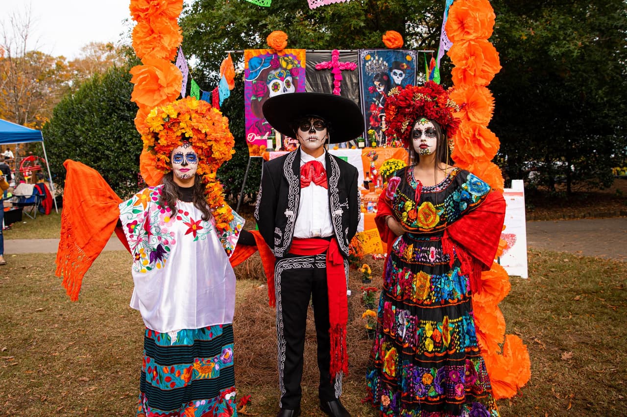 <b>Evento</b>: Día de los Muertos Festival 
<br>
<b>Fecha</b>: 4 de noviembre
<br>
<b>Lugar</b>: 
<a href="https://maps.app.goo.gl/Gt6XNE6Z9sSncp4BA">Thrasher Park. 93 Park Dr. Norcross, GA. 30071</a>
<br>
<b>Sitio web</b>: 
<a href="https://www.norcrossga.net/Calendar.aspx?EID=2685&month=11&year=2023&day=4&calType=0">https://www.norcrossga.net/Calendar.aspx?EID=2685&month=11&year=2023&day=4&calType=0</a> 
<br>
<br>Disfruta de una noche de recuerdo, baile y entretenimiento auténtico en vivo, seguido de un desfile por el parque. Sumérgete en la rica experiencia cultural con deliciosas y auténticas comidas y bebidas mexicanas.
