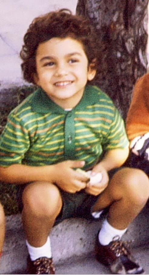 Este pequeño galán estudió Artes Dramáticas en el INBA a pesar de haber comenzado la carrera de Ciencias de la Comunicación. Se especializó en teatro y danza, y tras participar en el show ‘Hazme reír ‘ tuvo la oportunidad de protagonizar ‘María de todos los Ángeles’.