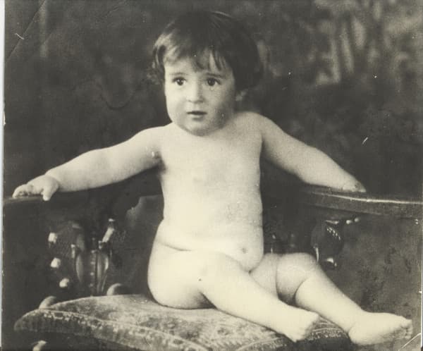 Quién diría que este pequeño se convertiría en uno de los comediantes más reconocidos de América Latina. Este bebé fue uno de los máximos representantes en la comedia en México gracias a sus personajes.