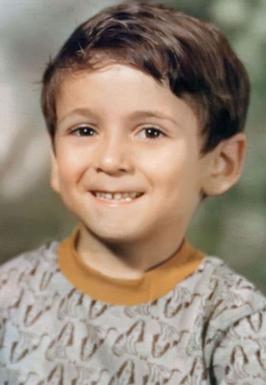 Carismático y lleno de alegría, así es este actor que terminó siendo el gerente de un 'Hotel todo incluido'.