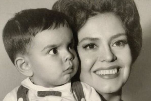 Hace unas semanas, este actor se ganó su estrella en el Paseo de la Fama en Hollywood por su talento, pero no se podía esperar menos siendo hijo de una de las actrices más destacadas del cine mexicano.