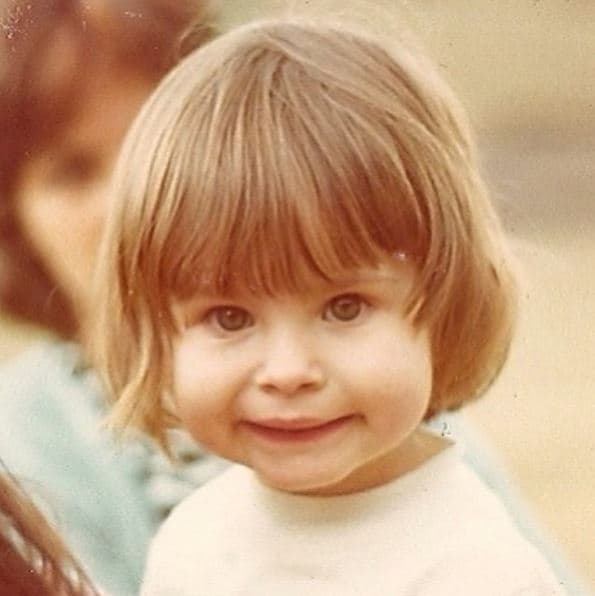 Una sonrisa tan coqueta y una tierna mirada como esta no pasa desapercibida. ¿Quién es esta linda niña?