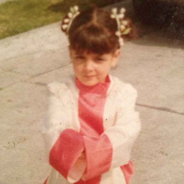 Todos quisieran ser ‘Vecinos’ de la actriz en la que se convirtió esta pequeñita, pues hoy a sus 45 años de edad es una de las mujeres más guapas de la farándula.