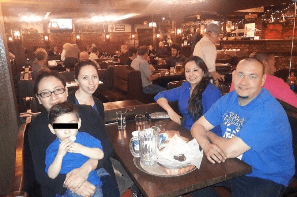 Según la policía, el hombre fue visto por las dos policías pasándose de vagón a vagón mientras el tren estaba en movimiento. Esto es una violación de la ordenanza de la ciudad.