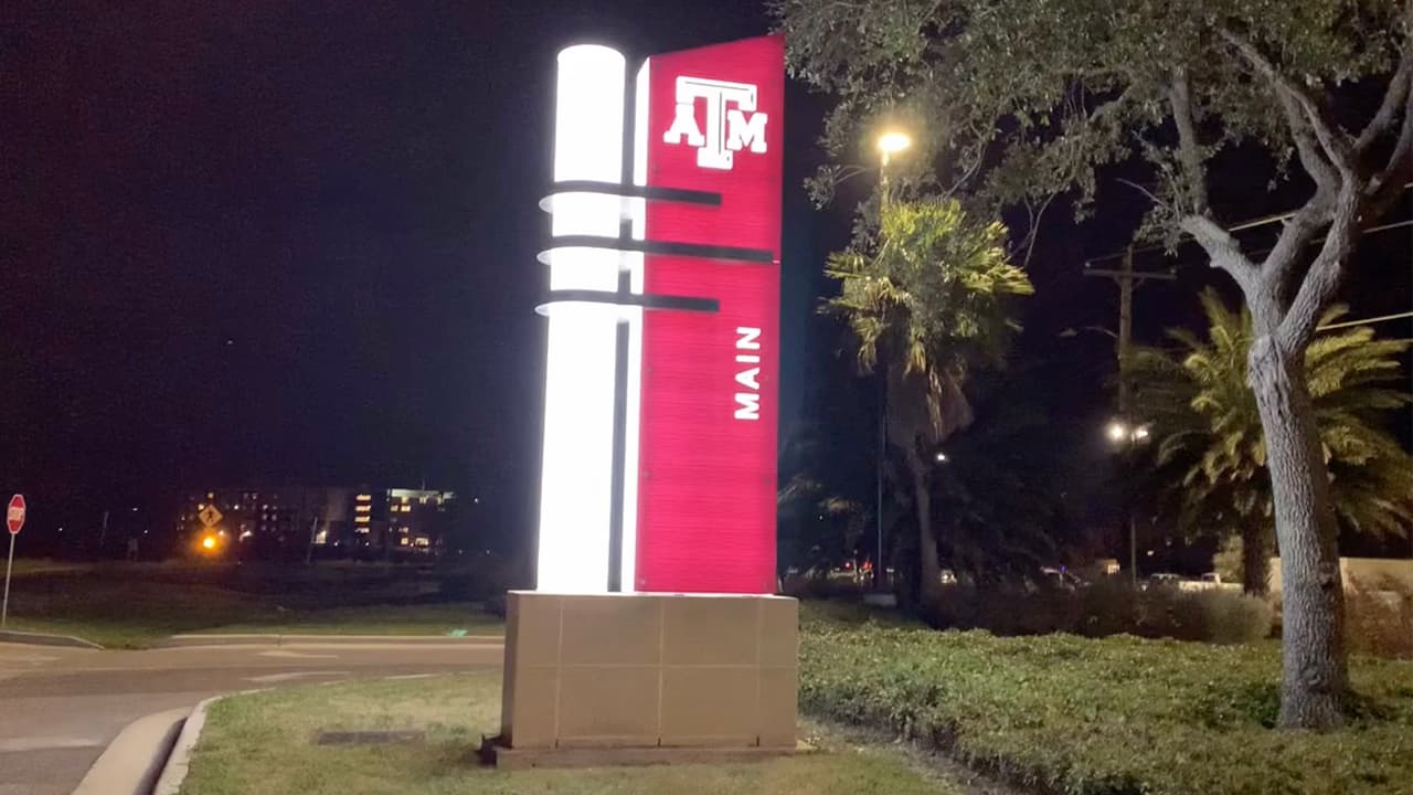 Hallan estudiante muerto en su dormitorio de Texas A&M mientras buscaban a otro desaparecido