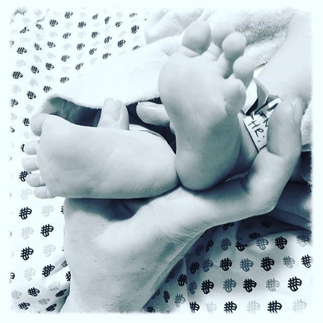 Poco a poco la orgullosa mami ha ido compartiendo más fotos de su bebé. Con esta linda imagen anunciaron su nacimiento el pasado junio.
