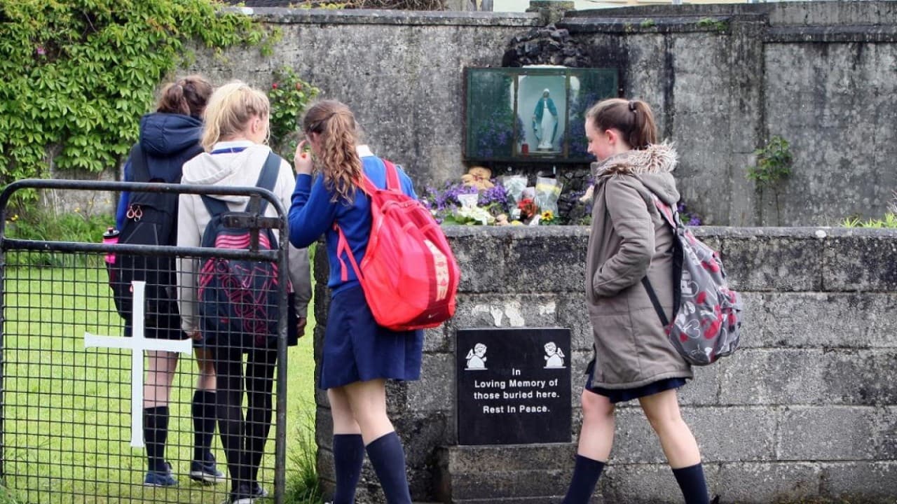 Encuentran en una fosa común los restos de 800 menores en un centro católico
