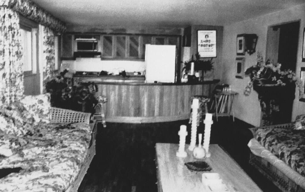 Aunque estaba protegida por una cerca eléctrica y muros rocosos, que aún permanecen en pie, las puertas estaban abiertas para familiares, amigos y socios del capo, con quienes realizaba festejos y bacanales con alcohol, drogas y mujeres.