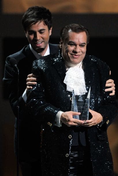 En ese entonces, tuvo el honor de entregar el premio a Persona del Año a Juan Gabriel.