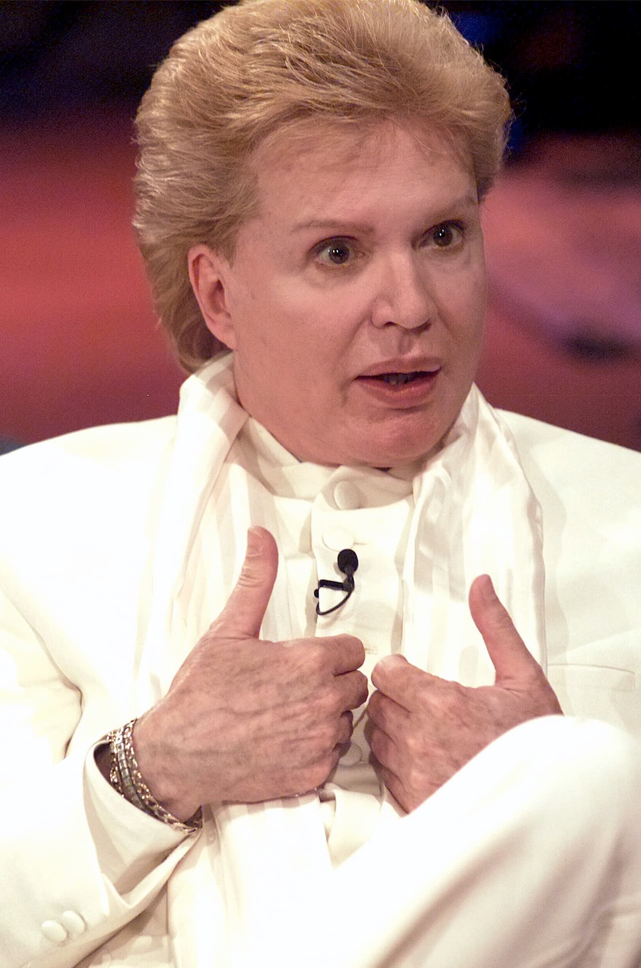 A Walter Mercado le sobrevive su sobrina Ivonne Benet, quien pidió que se les respete su privacidad en estos momentos de tanto dolor. Añadió que 
<b>el funeral será este martes, 5 de noviembre</b>, en la funeraria Puerto Rico Memorial, en Santurce.