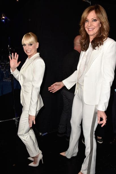 ¡Hola Anna! Faris y Allison Janney con smokings blancos listas para el escenario.