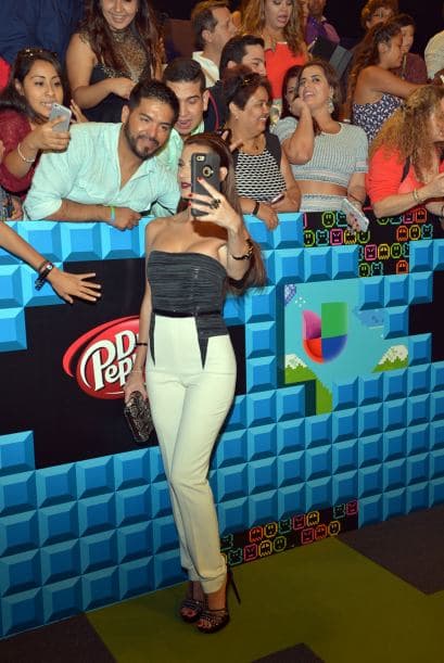 Nos encantan los selfies. We can't get enough of them! Y si no, pregúntenle a los que desfilaron la alfombra de Premios Juventud.