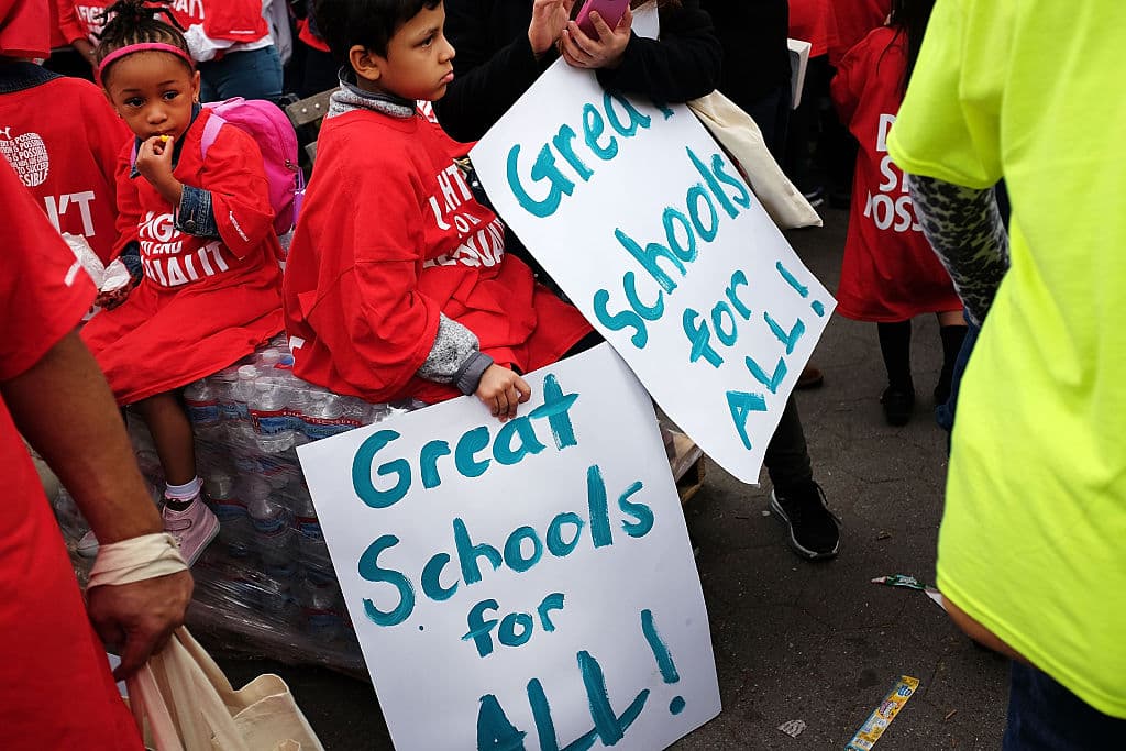 Ninguna escuela de EEUU puede rechazar a un estudiante por ser indocumentado: Conoce los derechos de los estudiantes