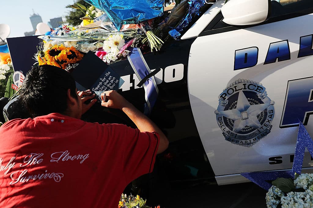 Dos oficiales de la escuela comunitaria El Centro resultaron heridos en el tiroteo de Dallas