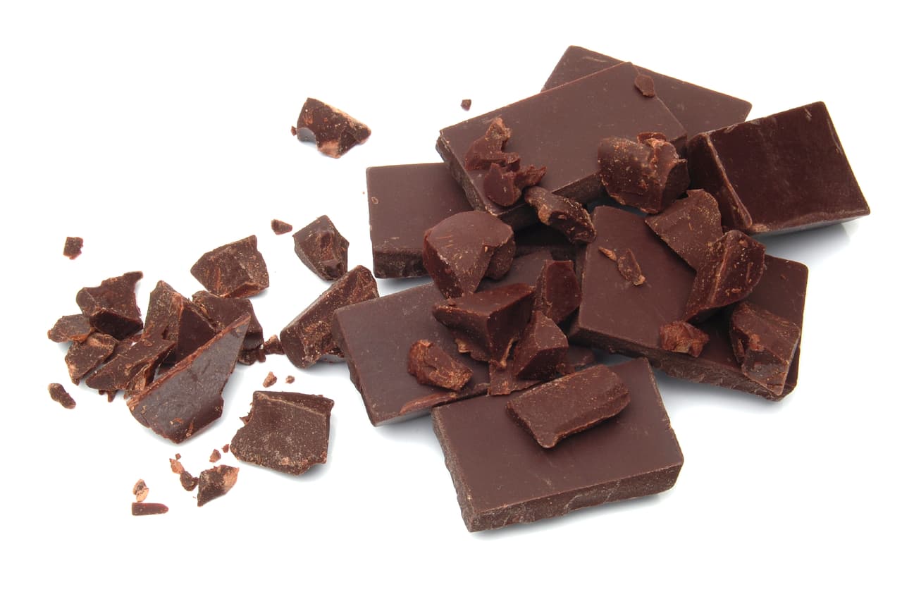 Asimismo, el chocolate amargo puede ayudar a reducir la resistencia a la insulina, lo que quiere decir que contribuye a mejorar la salud contra enfermedades del corazón y la diabetes.