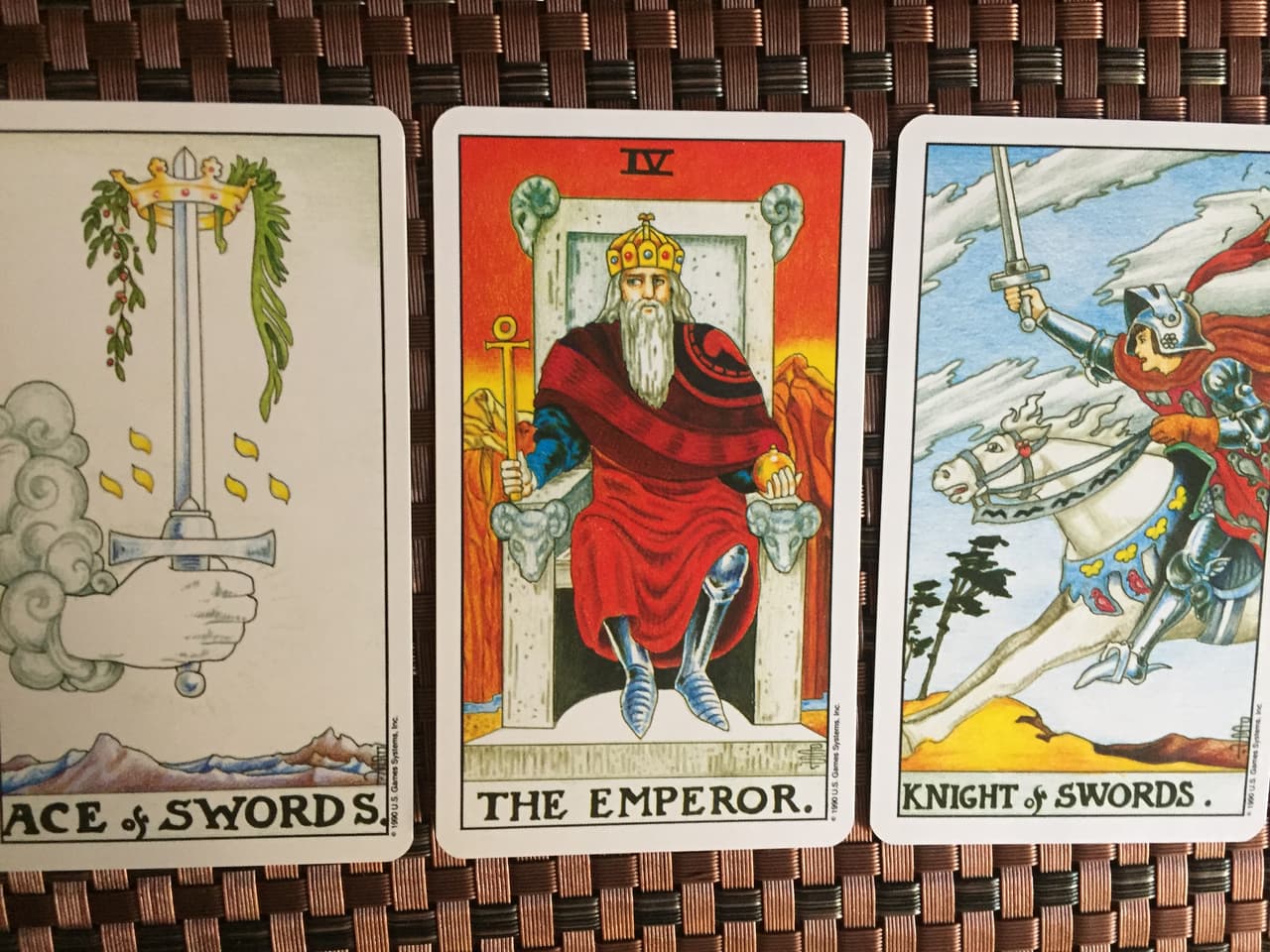 Por ejemplo, si es una tirada sobre el trabajo, suele indicar que viene una promoción, ascenso o aumento. Pero también que necesitas acción de tu parte para asegurarte que lo consigas, o sea, equiparando al Emperador como en la política, "que ganes el voto". Da un paso adelante para asumir la responsabilidad.