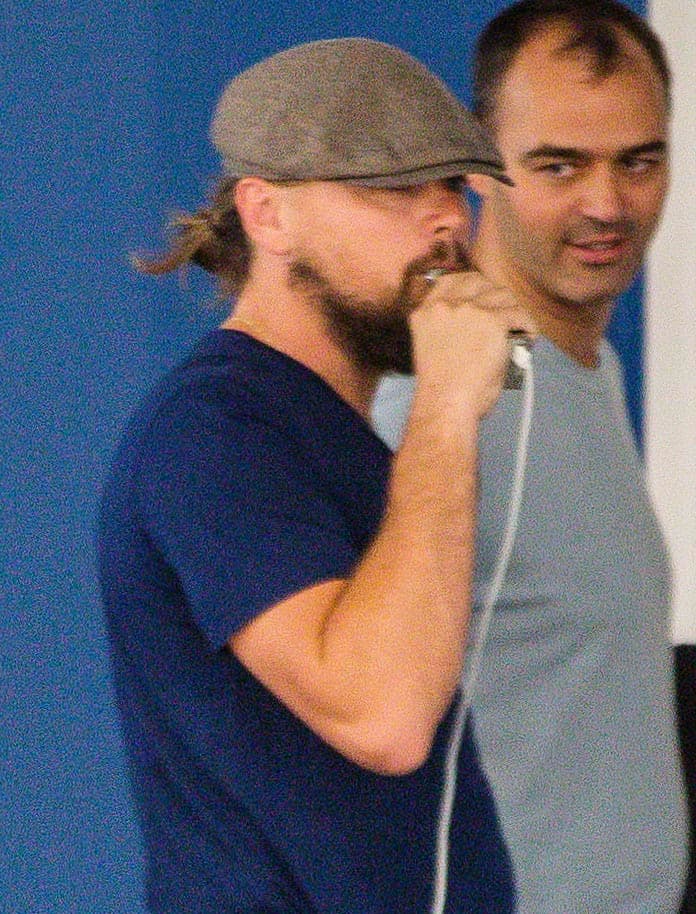 Leonardo DiCaprio no deja su cigarro electrónico.