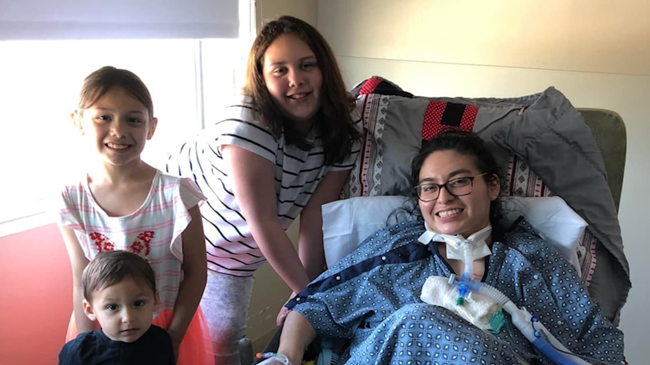 Luego de permanecer 370 días en el hospital por COVID-19, una madre regresa a casa con su familia 