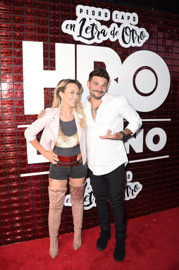 El material incluye un concierto en el que Capó interpreta ‘covers’ de temas como ‘Azúcar Amargo’ (de Fey), ‘Provócame’ (Chayanne), ‘Será que no me amas’ (Luis Miguel), entre otros.