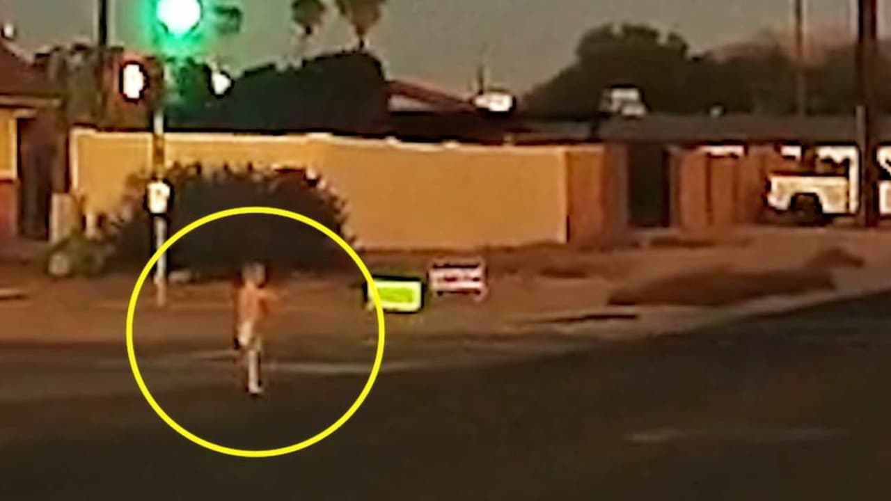 Una mujer actuó para retirar a un niño de una peligrosa intersección donde por poco lo atropellan