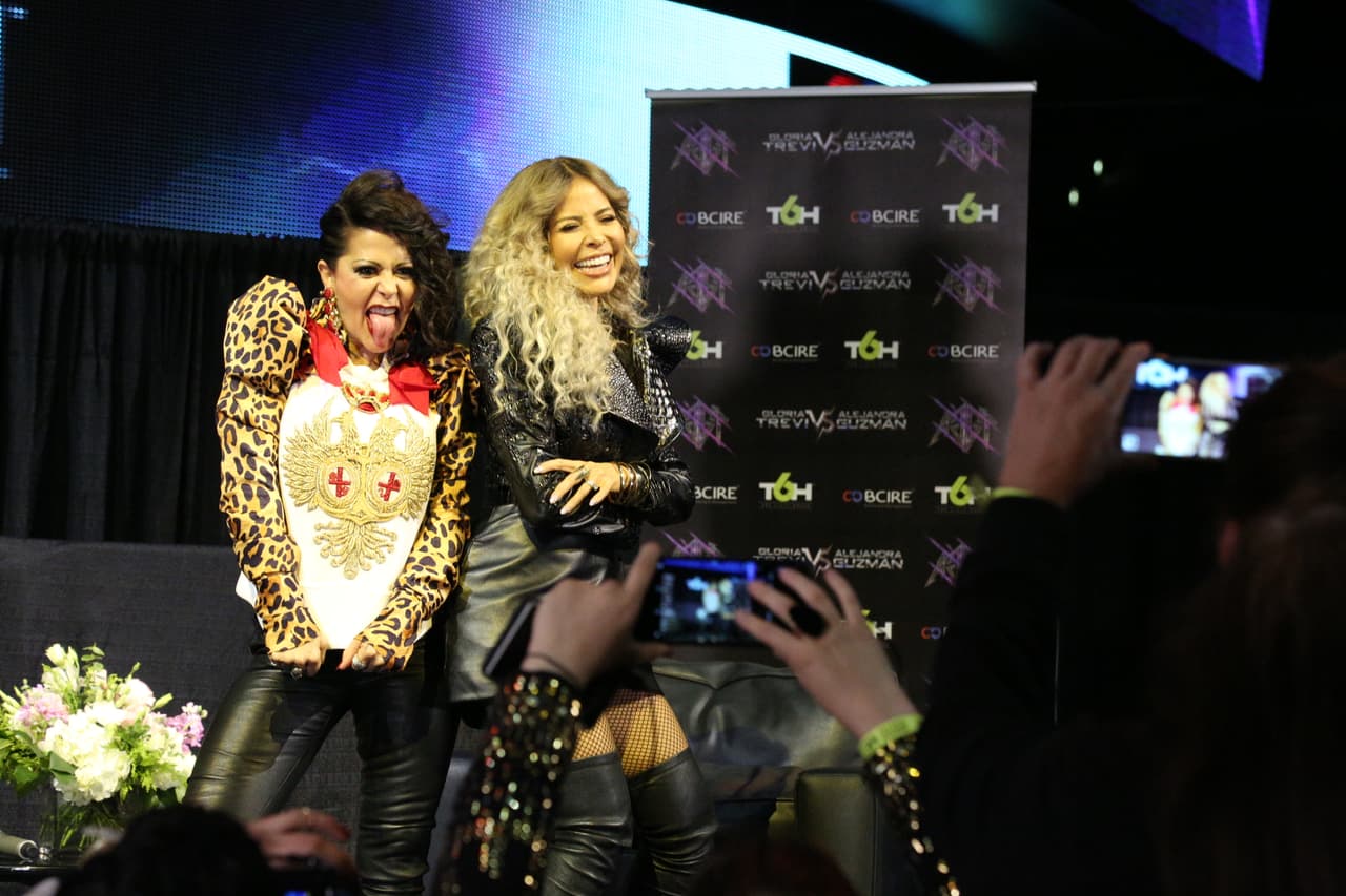 Alejandra Guzmán y Gloria Trevi respondieron a las preguntas de los medios que se dieron cita en la ciudad angelina para platicar acerca de su gira 'Versus'.