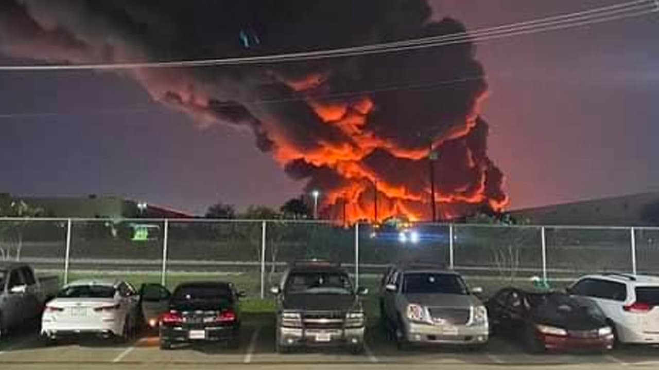 El Departamento de Bomberos de Grand Prairie dijo que los bomberos estaban luchando contra el incendio en el complejo Poly-America y pidieron a la gente que evitara el área.