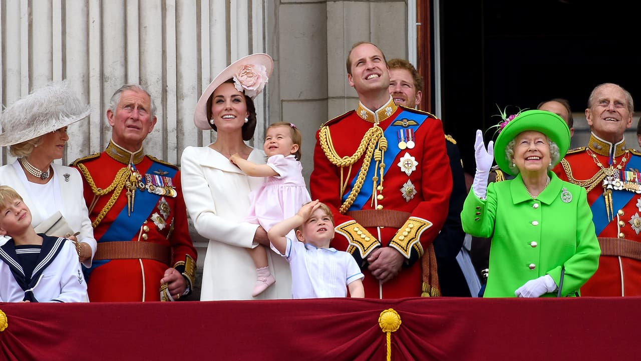 Entre ellos el desfile 
<b>Trooping the colour</b>, con el que se celebra el cumpleaños de la reina en junio. También, recientemente la 
<b>Orden de la Jarreta</b>, la cual es una "ceremonia de investidura de nuevos caballeros y damas, en la que todos los miembros desfilan con la indumentaria tradicional compuesta de capas de terciopelo y armiño y sombreros de estilo Tudor con plumas de avestruz", explica la revista 
<a href="https://mx.hola.com/realeza/casa_inglesa/20200410165370/isabel-ii-cancela-jarretera/" target="_blank">¡Hola!</a>