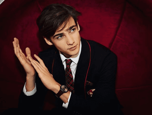 Santiago Achaga, hermano de la también actriz Macarena Achaga, es un joven actor nacido en el Mar del Plata, Argentina, en el año 2000.