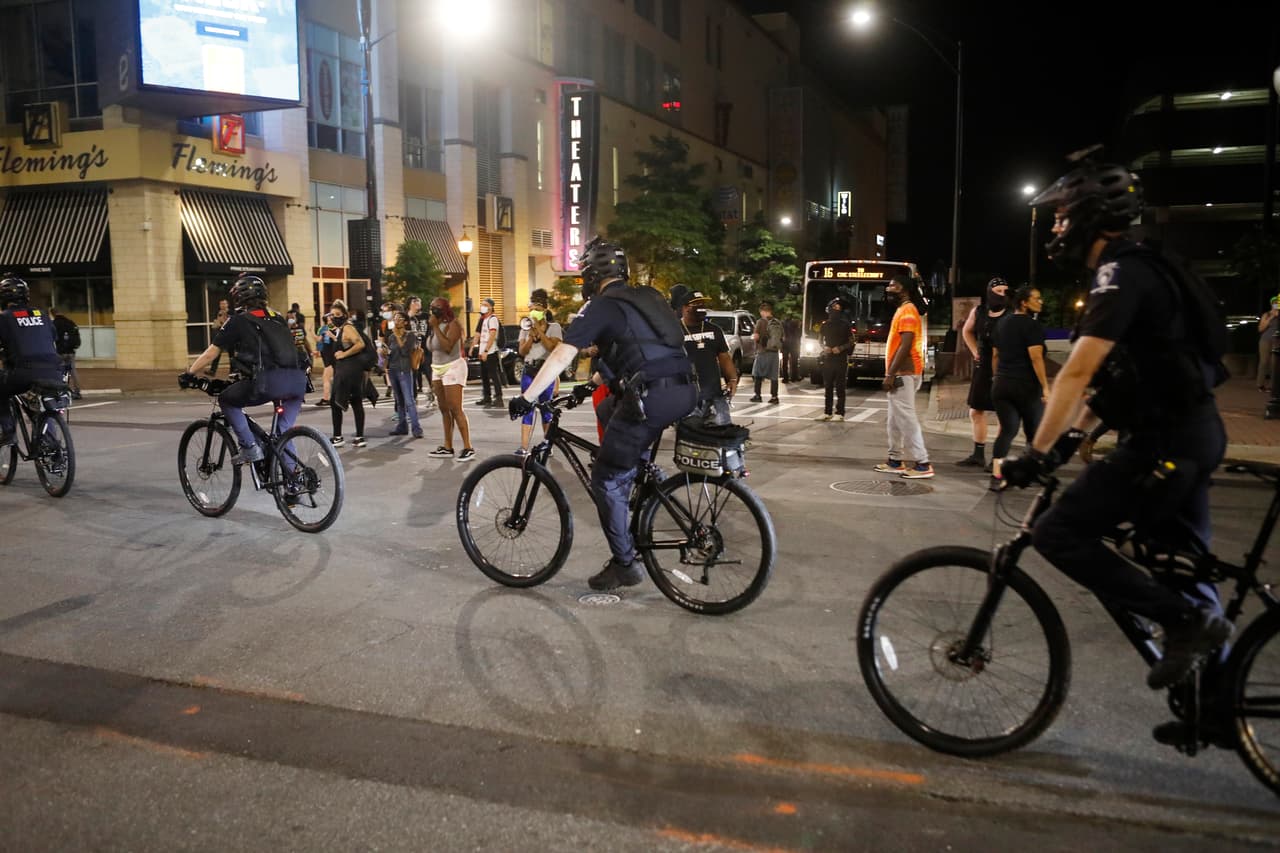 La policía local custodiando la protesta. A diferencia de las convenciones tradicionales, la de este año en Charlotte limitada por el coronavirus, no ha comprometido el tráfico de la zona.