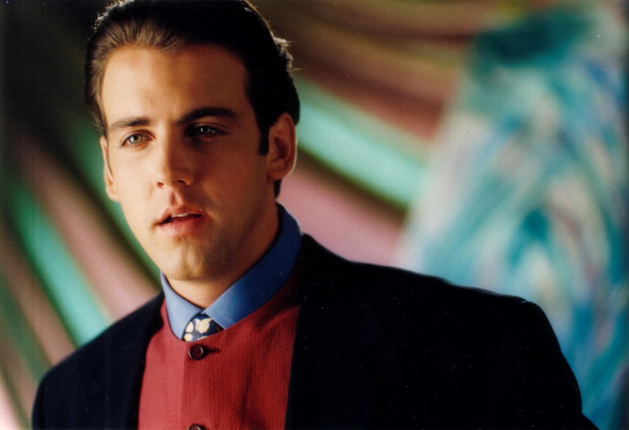 A sus 24 años ya se había ganado el corazón de las mexicanas con su personaje en esta historia, Renato era su nombre. En esa época usaba el cabello un poco largo y vestía trajes casuales con colores brillantes que estaban de moda.
<br>