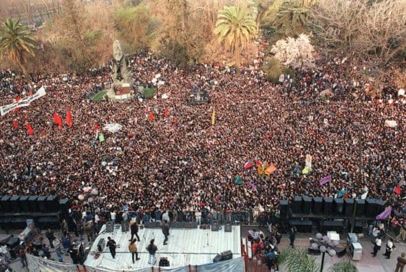 "Nosotros habíamos convocado a un paro nacional, pero como la dictadura militarizó todos los yacimientos y teníamos información de que iba a haber una gran matanza, preferimos no hacer un paro y decidimos transformarlo en protesta, haciendo sonar las ollas", recuerda Seguel a la AFP.