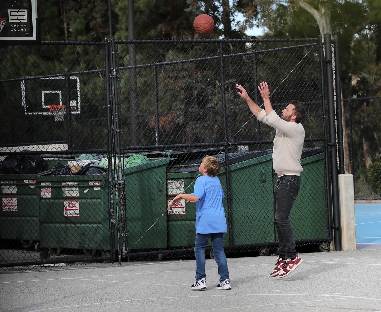 Samuel con una playera sin fajar, jeans y tenis Adidas.
<br>