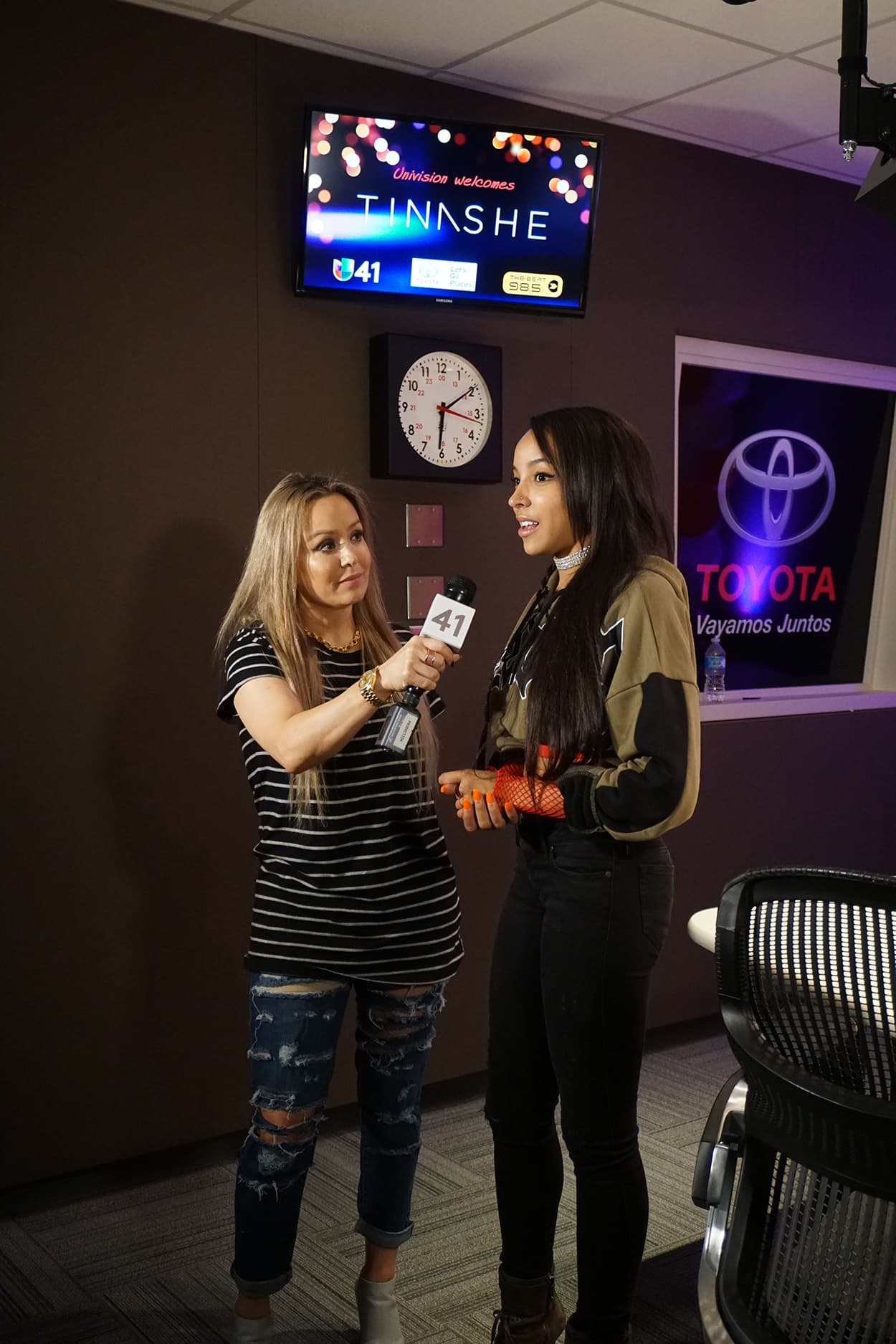 Tinashe stops by the Uforia Lounge for a quick acoustic session and a meet and greet.
