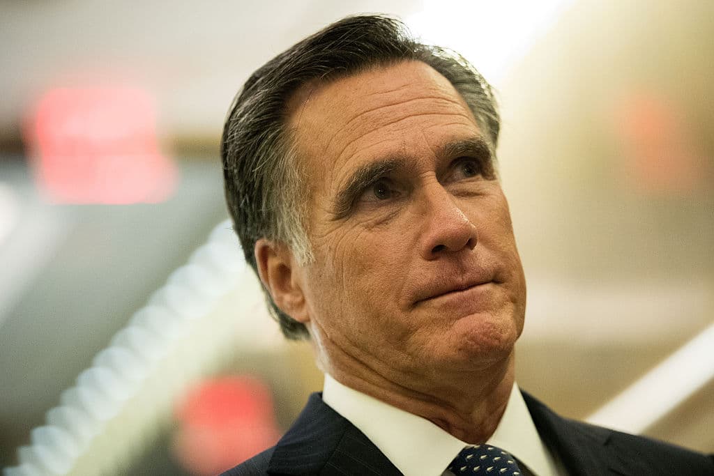 Mitt Romney al salir de una cena con Donald Trump