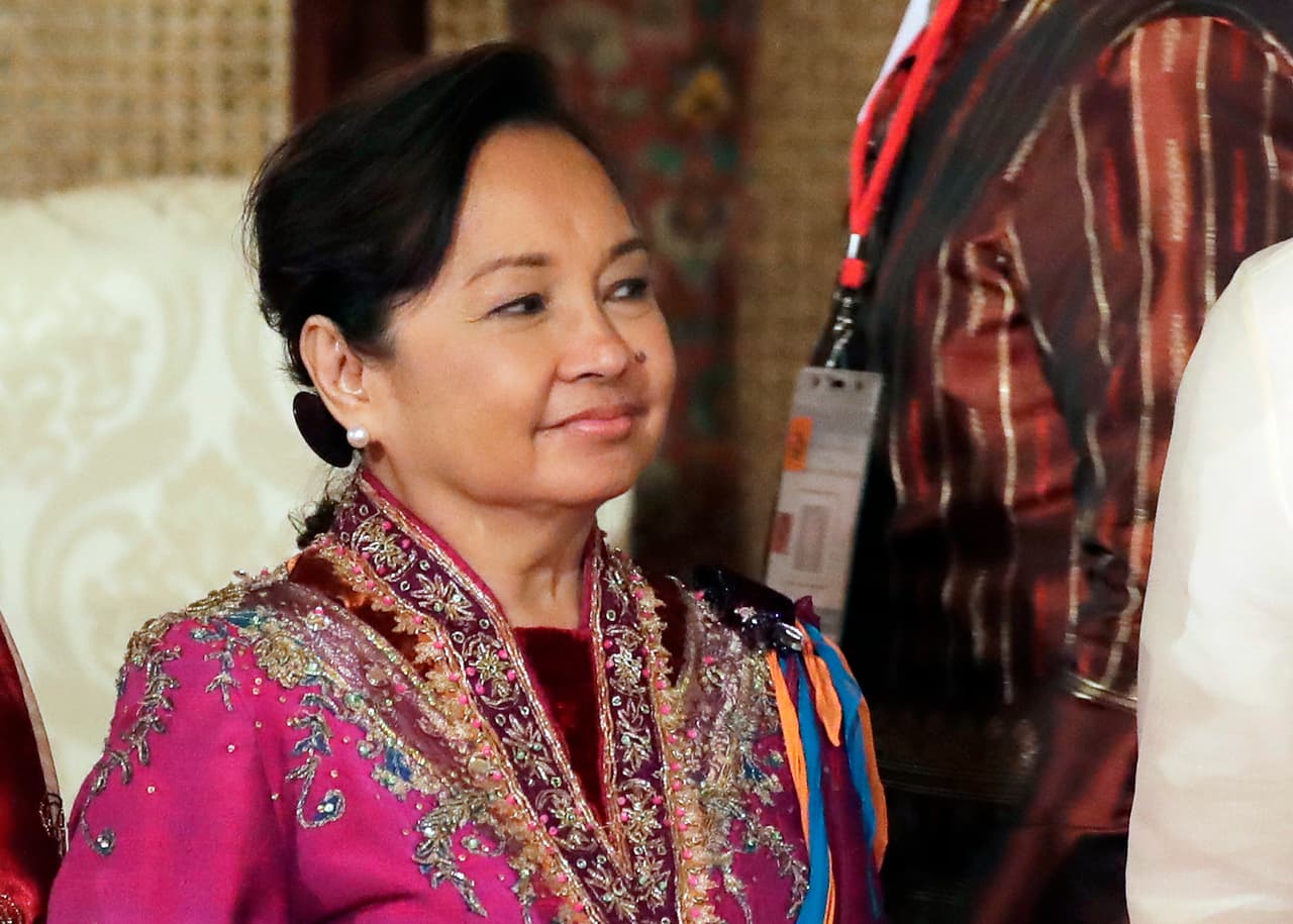 <b>Gloria Macapagal-Arroyo.</b> Con la etiqueta de haber sido la hija del expresidente Diosdado Macapagal y reconocido por su excelente gestión económica, esta economista
<b> </b>fue presidenta de Filipinas desde 2001 hasta 2010. Fue la segunda mujer en ocupar ese cargo. Fue senadora y en 1998 vicepresidenta, posición que ocupó justo antes de asumir la jefatura del país, cuando la Corte Suprema de esa nación destituyó al entonces presidente Joseph Estrada, y declaró unánimemente vacante el puesto. En 2005, la revista Forbes la reconoció como una de las mujeres más poderosas del mundo.